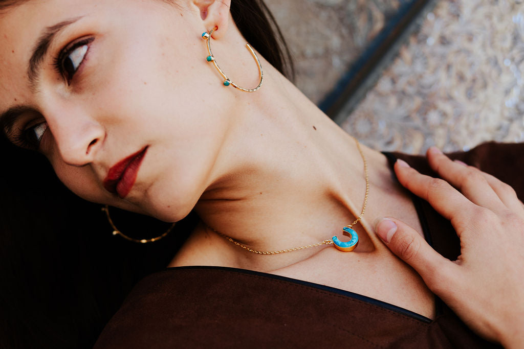 THE HORSESHOE NECKLACE