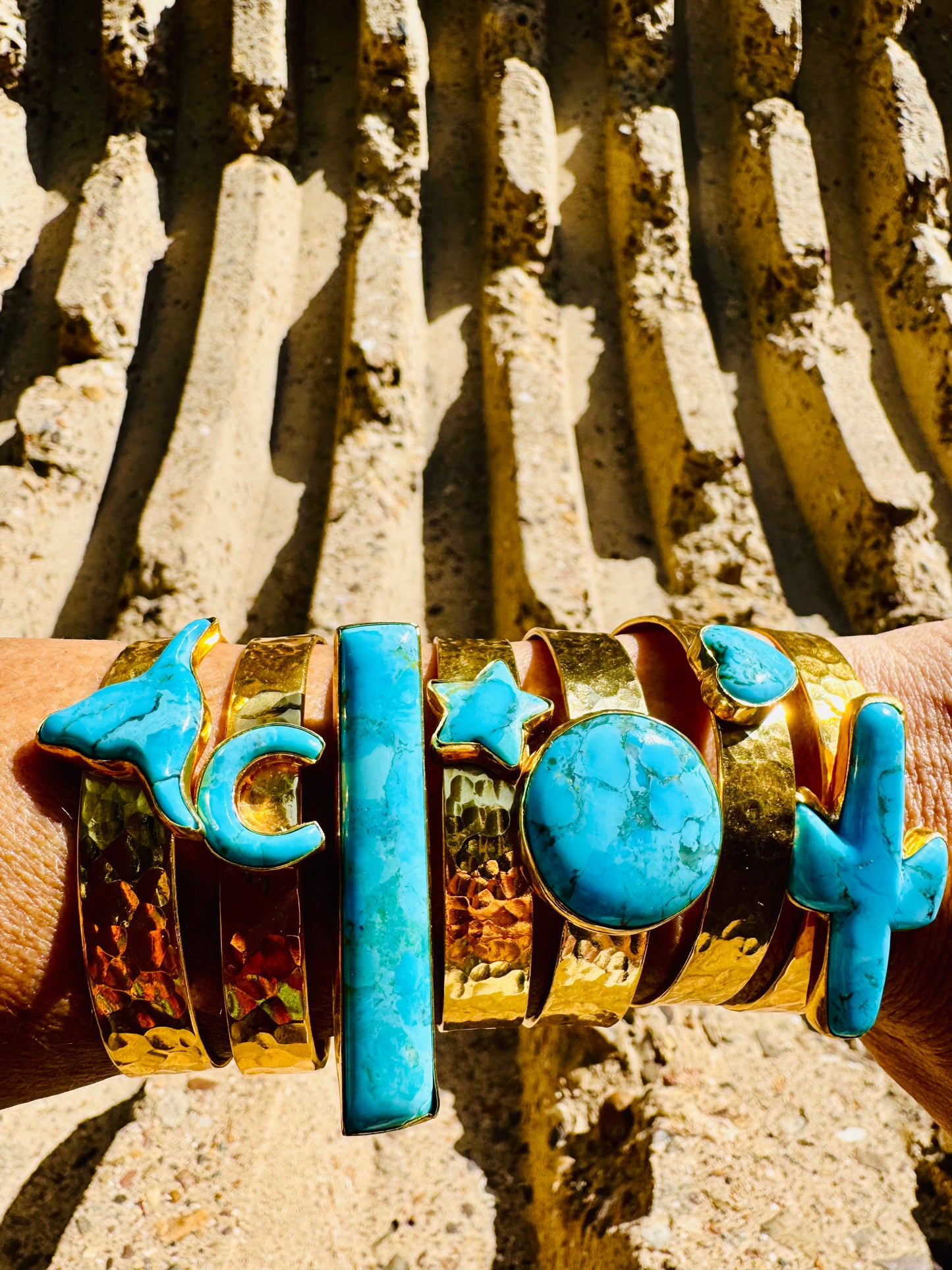 THE HORSESHOE CUFF